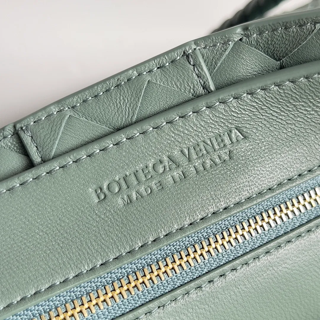 The 2023 new Andiamo batch of 2260 BV has been shipped‼ ️Really popular🔥The new Andiamo woven handbag launched by Bottega Veneta this season is really popular all over the world! ! Celebrities at home and abroad have worn it, and Oscar-winning actress Michelle Yeoh has taken it out on the street. Song Jia, Trai Yara, Yu Feihong, Sanji Ayaka, Rosie Hunting-Whiteley, Yoshioka Riho, etc. have all picked up this bag. It is classic and versatile, showing off its temperament, and the bag capacity is also large, which is very convenient for daily commuting! ! A variety of carrying methods, the shoulder straps can be adjusted by yourself, the original lambskin feels soft and delicate, and the unisex style breaks the gender boundaries and brings a more practical and long-lasting use experience. Andiamo, which has both elegant and casual styles, perfectly interprets the true appearance of "fashionable old money style". Style number: 743572 Size: 32*24*12